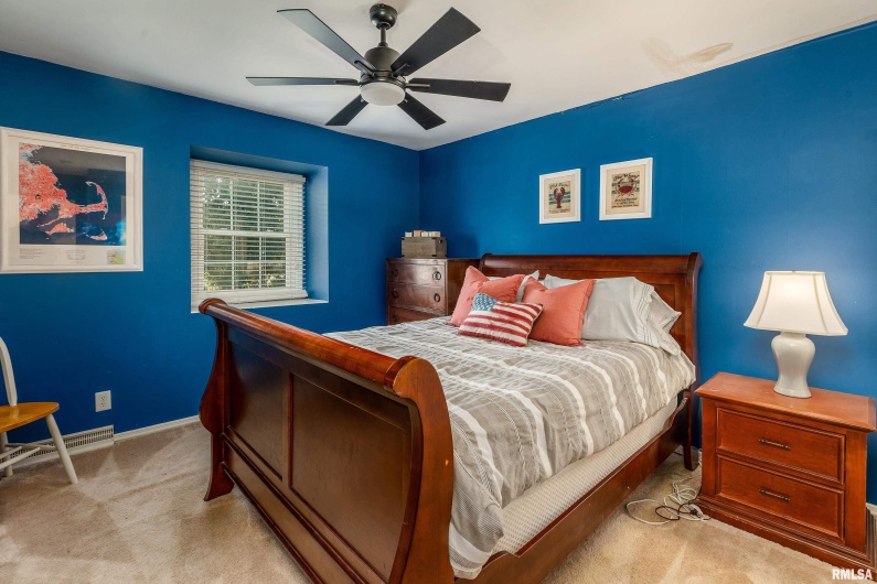 27 PINEWOOD Drive, Carbondale, Illinois 62901, 5 Bedrooms Bedrooms, 0 ,3 BathroomsBathrooms,Residential,For Sale,PINEWOOD,0,RMAEB459833