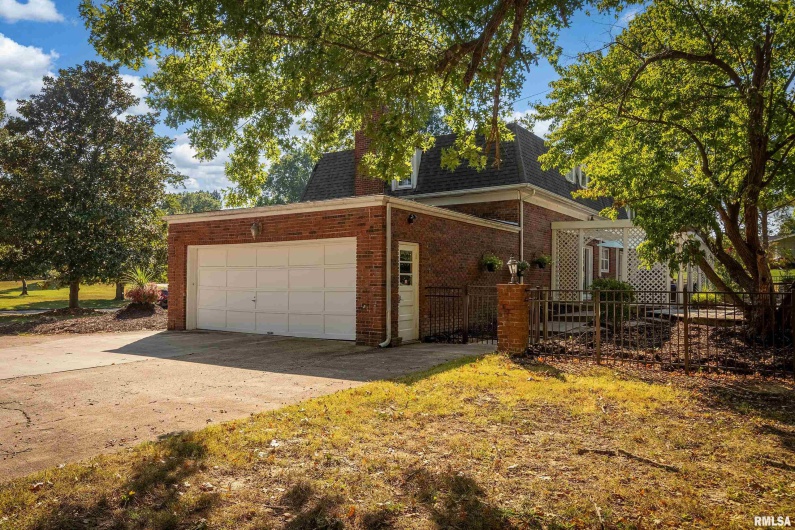 27 PINEWOOD Drive, Carbondale, Illinois 62901, 5 Bedrooms Bedrooms, 0 ,3 BathroomsBathrooms,Residential,For Sale,PINEWOOD,0,RMAEB459833