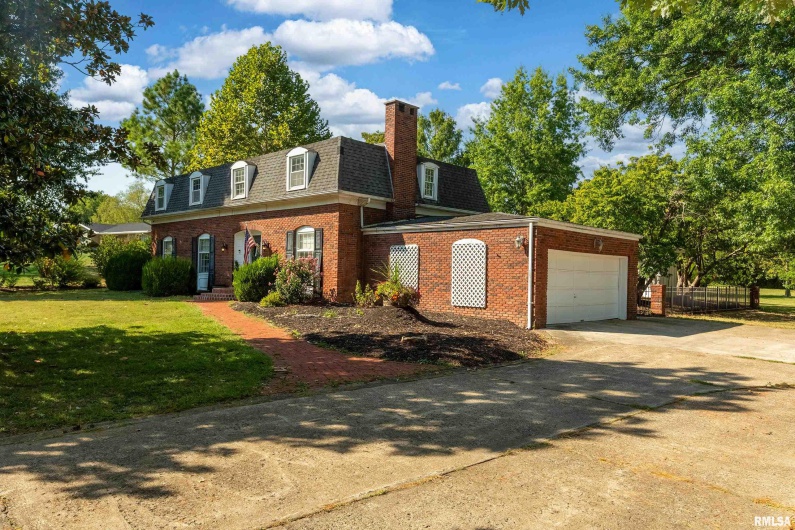 27 PINEWOOD Drive, Carbondale, Illinois 62901, 5 Bedrooms Bedrooms, 0 ,3 BathroomsBathrooms,Residential,For Sale,PINEWOOD,0,RMAEB459833