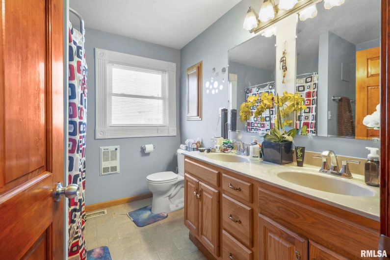 1109 Reeves Street, Marion, Illinois 62959, 2 Bedrooms Bedrooms, 0 ,1 BathroomBathrooms,Residential,For Sale,Reeves,0,RMAQC4269247