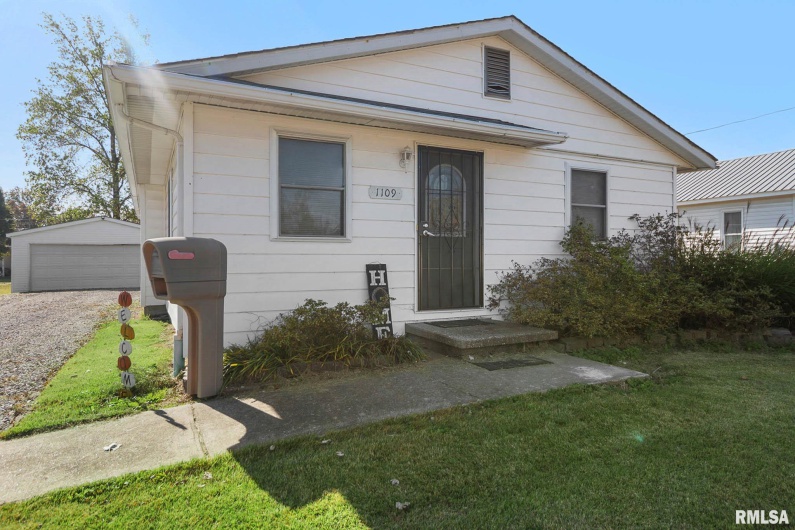 1109 Reeves Street, Marion, Illinois 62959, 2 Bedrooms Bedrooms, 0 ,1 BathroomBathrooms,Residential,For Sale,Reeves,0,RMAQC4269247