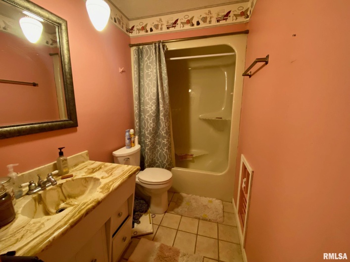 204 HAMILTON Street, Energy, Illinois 62933, 3 Bedrooms Bedrooms, 0 ,2 BathroomsBathrooms,Residential,For Sale,HAMILTON,0,RMAEB460439