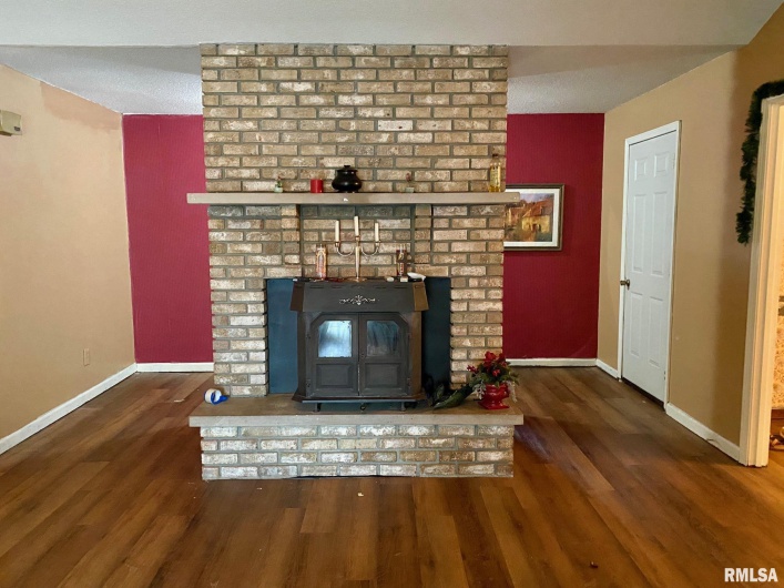 204 HAMILTON Street, Energy, Illinois 62933, 3 Bedrooms Bedrooms, 0 ,2 BathroomsBathrooms,Residential,For Sale,HAMILTON,0,RMAEB460439