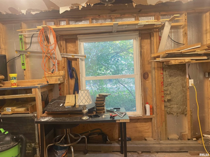 1212 Schwartz Street, Carbondale, Illinois 62901, 3 Bedrooms Bedrooms, 0 ,1 BathroomBathrooms,Residential,For Sale,Schwartz,0,RMAEB460441