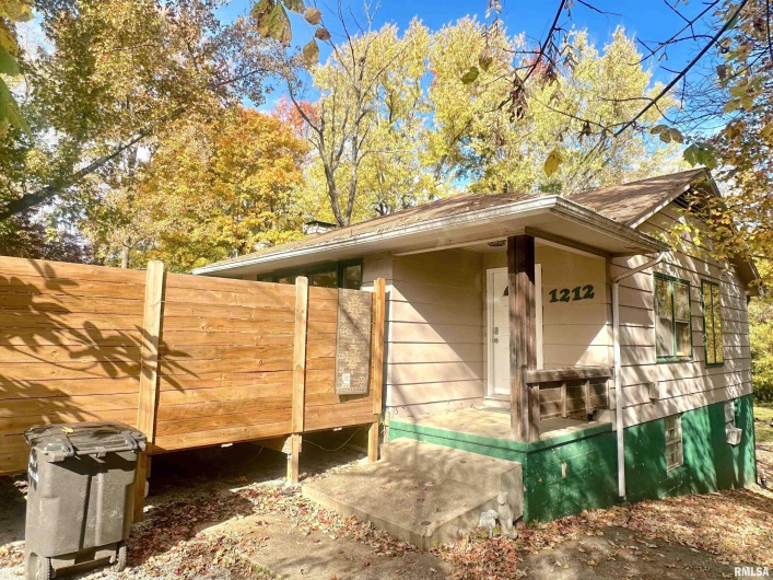 1212 Schwartz Street, Carbondale, Illinois 62901, 3 Bedrooms Bedrooms, 0 ,1 BathroomBathrooms,Residential,For Sale,Schwartz,0,RMAEB460441
