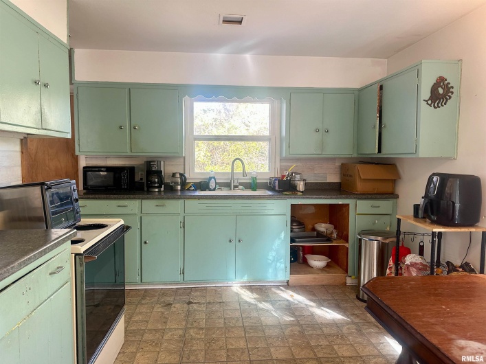 1212 Schwartz Street, Carbondale, Illinois 62901, 3 Bedrooms Bedrooms, 0 ,1 BathroomBathrooms,Residential,For Sale,Schwartz,0,RMAEB460441