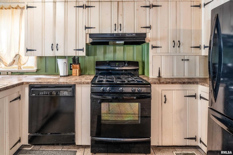 311 POPLAR Street, Harrisburg, Illinois 62946, 4 Bedrooms Bedrooms, 0 ,1 BathroomBathrooms,Residential,For Sale,POPLAR,0,RMAQC4269298