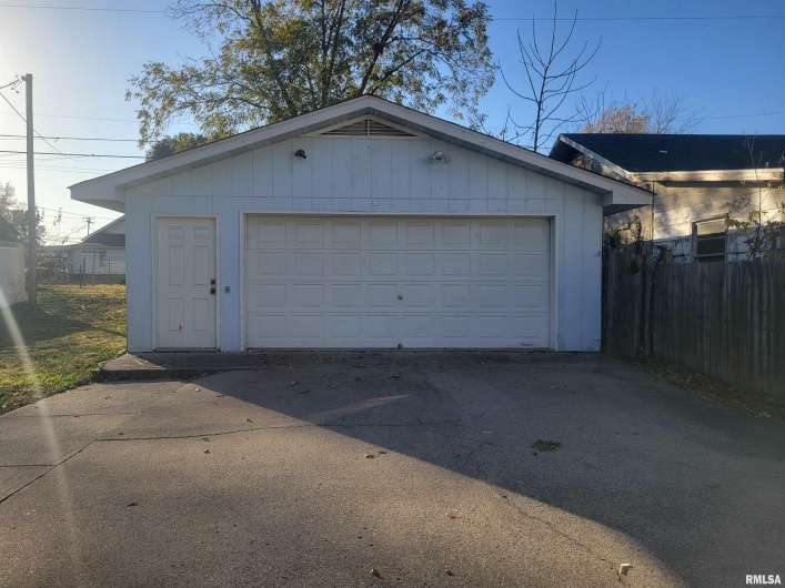 705 11TH Street, Herrin, Illinois 62948, 2 Bedrooms Bedrooms, 0 ,1 BathroomBathrooms,Residential,For Sale,11TH,0,RMAEB460448