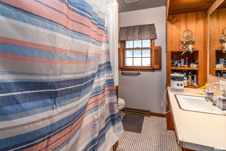 2010 1ST Street, Eldorado, Illinois 62930, 2 Bedrooms Bedrooms, 0 ,2 BathroomsBathrooms,Residential,For Sale,1ST,0,RMAQC4269303