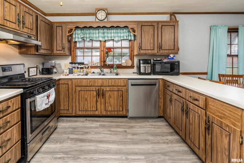 2010 1ST Street, Eldorado, Illinois 62930, 2 Bedrooms Bedrooms, 0 ,2 BathroomsBathrooms,Residential,For Sale,1ST,0,RMAQC4269303