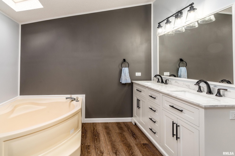 14574 EASTLAND Road, Marion, Illinois 62959, 4 Bedrooms Bedrooms, 0 ,2 BathroomsBathrooms,Residential,For Sale,EASTLAND,0,RMAEB460449