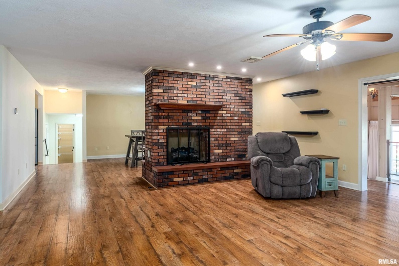 9784 Highway 127, Murphysboro, Illinois 62966, 3 Bedrooms Bedrooms, 0 ,3 BathroomsBathrooms,Residential,For Sale,Highway 127,0,RMAEB460450