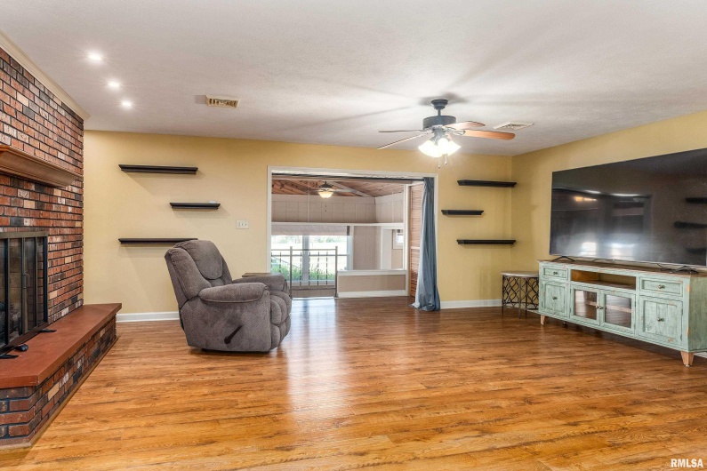 9784 Highway 127, Murphysboro, Illinois 62966, 3 Bedrooms Bedrooms, 0 ,3 BathroomsBathrooms,Residential,For Sale,Highway 127,0,RMAEB460450