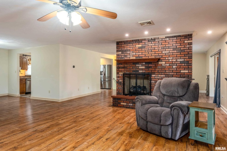 9784 Highway 127, Murphysboro, Illinois 62966, 3 Bedrooms Bedrooms, 0 ,3 BathroomsBathrooms,Residential,For Sale,Highway 127,0,RMAEB460450