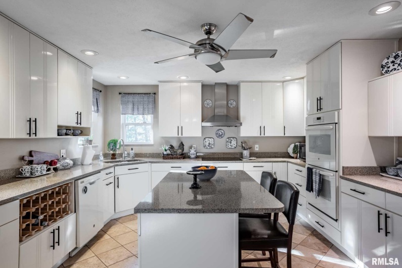 402 Majestic Oak Drive, Murphysboro, Illinois 62966, 4 Bedrooms Bedrooms, 0 ,3 BathroomsBathrooms,Residential,For Sale,Majestic Oak,0,RMAQC4269333