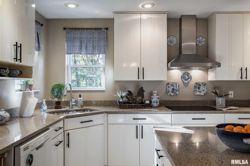 402 Majestic Oak Drive, Murphysboro, Illinois 62966, 4 Bedrooms Bedrooms, 0 ,3 BathroomsBathrooms,Residential,For Sale,Majestic Oak,0,RMAQC4269333