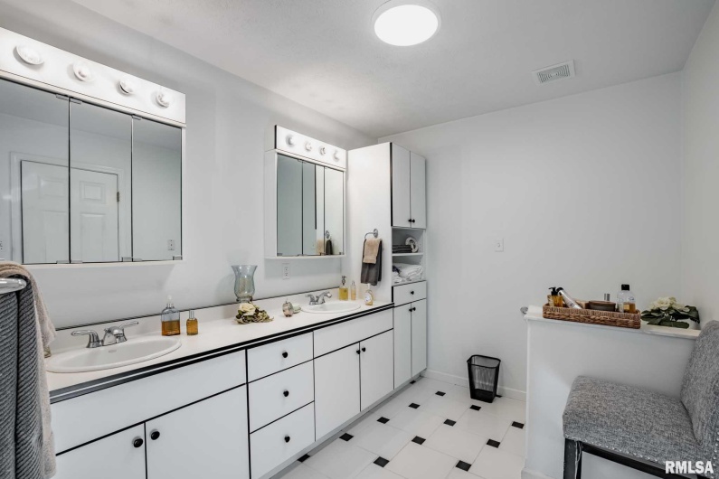 402 Majestic Oak Drive, Murphysboro, Illinois 62966, 4 Bedrooms Bedrooms, 0 ,3 BathroomsBathrooms,Residential,For Sale,Majestic Oak,0,RMAQC4269333