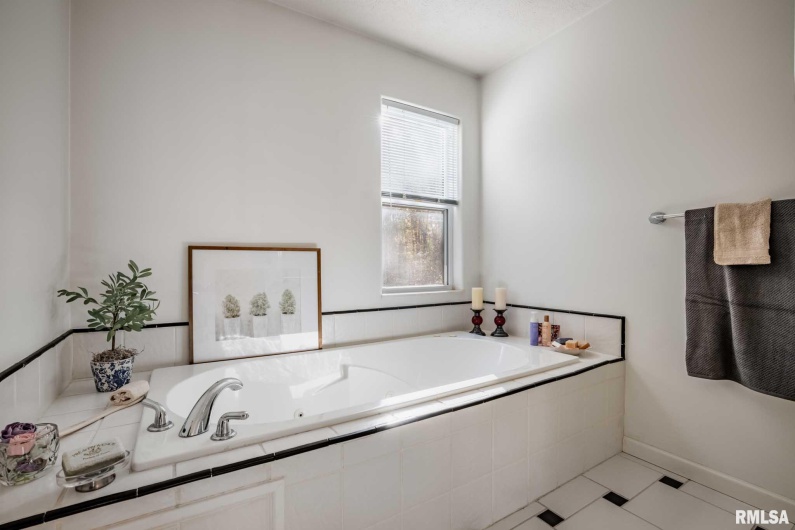 402 Majestic Oak Drive, Murphysboro, Illinois 62966, 4 Bedrooms Bedrooms, 0 ,3 BathroomsBathrooms,Residential,For Sale,Majestic Oak,0,RMAQC4269333