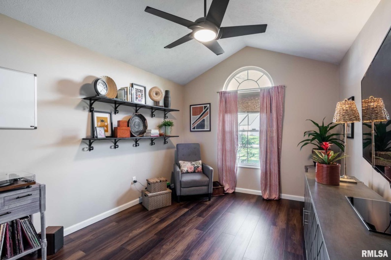 402 Majestic Oak Drive, Murphysboro, Illinois 62966, 4 Bedrooms Bedrooms, 0 ,3 BathroomsBathrooms,Residential,For Sale,Majestic Oak,0,RMAQC4269333