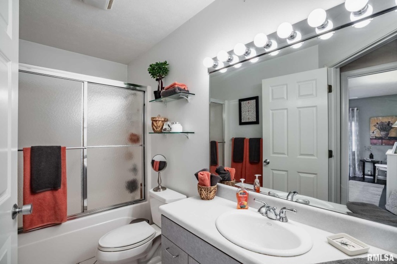 402 Majestic Oak Drive, Murphysboro, Illinois 62966, 4 Bedrooms Bedrooms, 0 ,3 BathroomsBathrooms,Residential,For Sale,Majestic Oak,0,RMAQC4269333