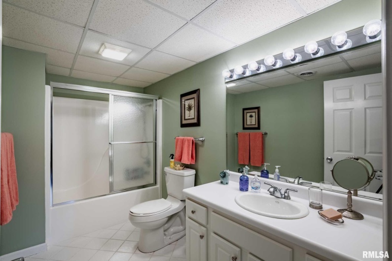 402 Majestic Oak Drive, Murphysboro, Illinois 62966, 4 Bedrooms Bedrooms, 0 ,3 BathroomsBathrooms,Residential,For Sale,Majestic Oak,0,RMAQC4269333