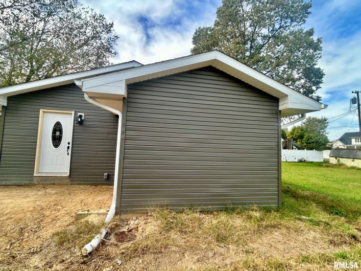 207 BAKER Drive, Metropolis, Illinois 62960, 2 Bedrooms Bedrooms, 0 ,2 BathroomsBathrooms,Residential,For Sale,BAKER,0,RMAEB460457