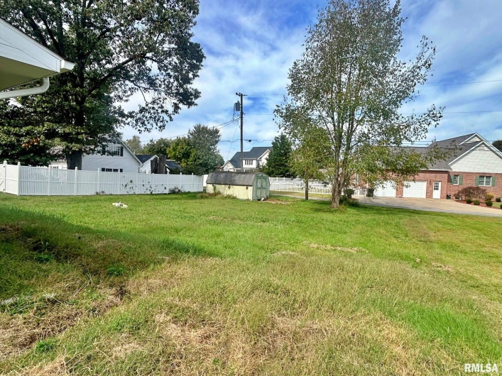 207 BAKER Drive, Metropolis, Illinois 62960, 2 Bedrooms Bedrooms, 0 ,2 BathroomsBathrooms,Residential,For Sale,BAKER,0,RMAEB460457