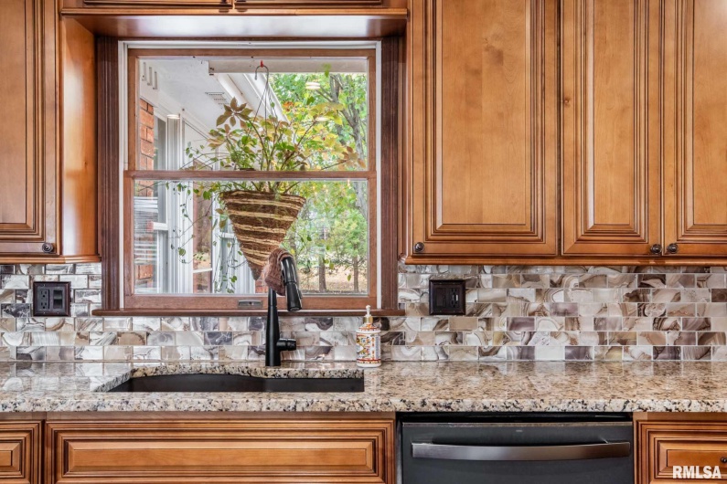 202 Dinah Lane, Marion, Illinois 62959, 3 Bedrooms Bedrooms, 0 ,2 BathroomsBathrooms,Residential,For Sale,Dinah,0,RMAQC4269361