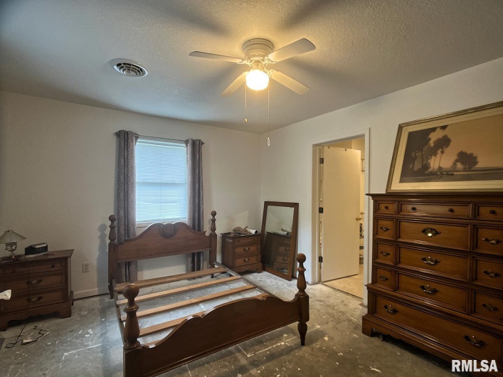 617 10TH Street, Herrin, Illinois 62948, 3 Bedrooms Bedrooms, 0 ,2 BathroomsBathrooms,Residential,For Sale,10TH,0,RMAEB460462