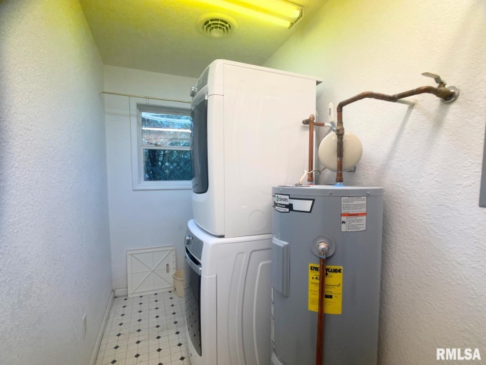 617 10TH Street, Herrin, Illinois 62948, 3 Bedrooms Bedrooms, 0 ,2 BathroomsBathrooms,Residential,For Sale,10TH,0,RMAEB460462