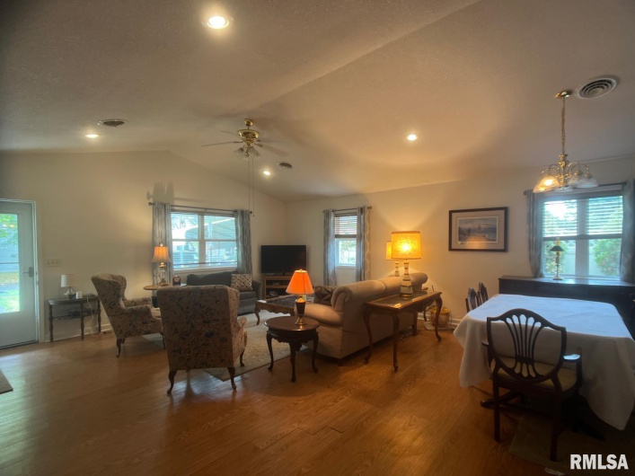 617 10TH Street, Herrin, Illinois 62948, 3 Bedrooms Bedrooms, 0 ,2 BathroomsBathrooms,Residential,For Sale,10TH,0,RMAEB460462