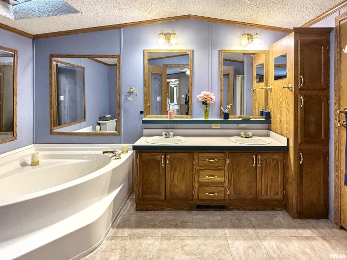 200 MADISON Street, Carterville, Illinois 62918, 3 Bedrooms Bedrooms, 0 ,2 BathroomsBathrooms,Residential,For Sale,MADISON,0,RMAQC4269376