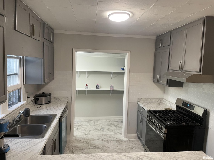 1202 Parham Street, Marion, Illinois 62959, 3 Bedrooms Bedrooms, 0 ,2 BathroomsBathrooms,Residential,For Sale,Parham,0,RMAQC4269420