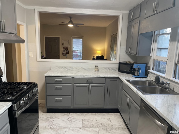 1202 Parham Street, Marion, Illinois 62959, 3 Bedrooms Bedrooms, 0 ,2 BathroomsBathrooms,Residential,For Sale,Parham,0,RMAQC4269420