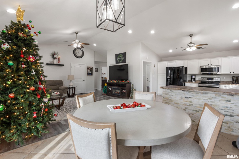 21 BROOKSIDE Lane, DeSoto, Illinois 62924, 3 Bedrooms Bedrooms, 0 ,2 BathroomsBathrooms,Residential,For Sale,BROOKSIDE,0,RMAEB460477