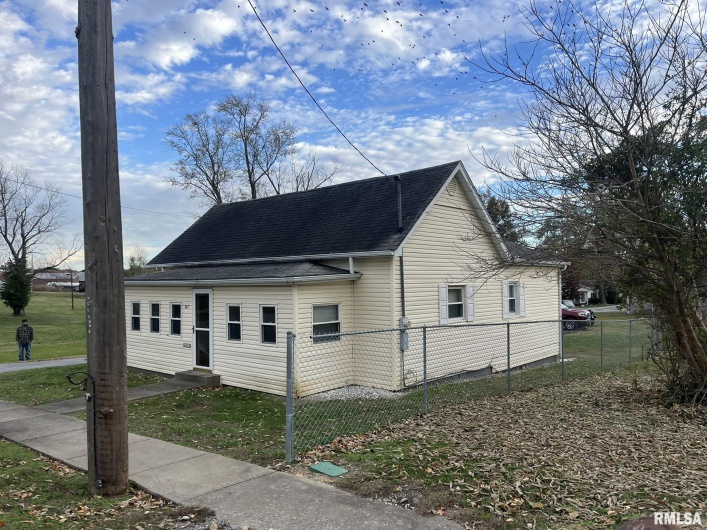 517 Barnett Street, Harrisburg, Illinois 62946, 2 Bedrooms Bedrooms, 0 ,1 BathroomBathrooms,Residential,For Sale,Barnett,0,RMAEB460483