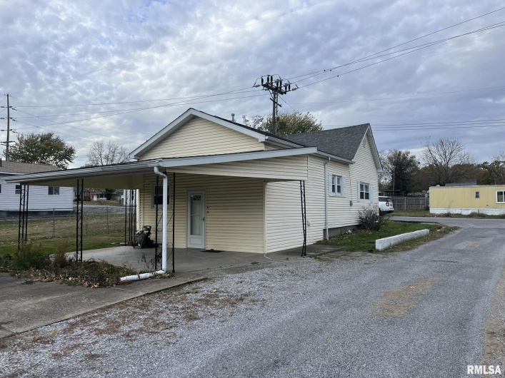 517 Barnett Street, Harrisburg, Illinois 62946, 2 Bedrooms Bedrooms, 0 ,1 BathroomBathrooms,Residential,For Sale,Barnett,0,RMAEB460483