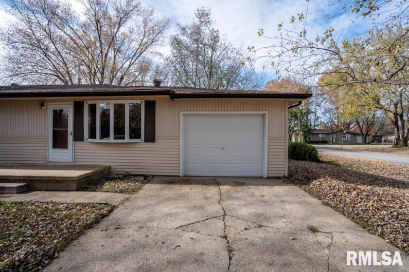 1401 THOMAS Street, Carterville, Illinois 62918, 4 Bedrooms Bedrooms, 0 ,2 BathroomsBathrooms,Residential,For Sale,THOMAS,0,RMAQC4269451