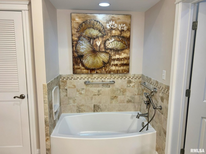 8 DOGWOOD Place, Harrisburg, Illinois 62946, 2 Bedrooms Bedrooms, 0 ,2 BathroomsBathrooms,Residential,For Sale,DOGWOOD,0,RMAEB460493