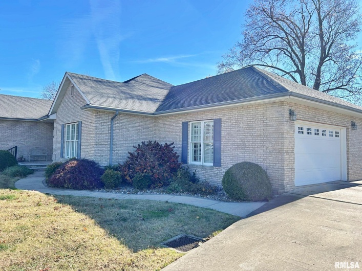 8 DOGWOOD Place, Harrisburg, Illinois 62946, 2 Bedrooms Bedrooms, 0 ,2 BathroomsBathrooms,Residential,For Sale,DOGWOOD,0,RMAEB460493