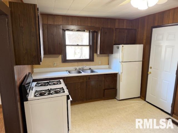 601 WILLOW Street, Carbondale, Illinois 62901, 2 Bedrooms Bedrooms, 0 ,1 BathroomBathrooms,Residential,For Sale,WILLOW,0,RMAEB460501