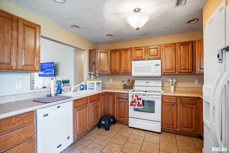 5626 Silver Fox Drive, Carterville, Illinois 62918, 3 Bedrooms Bedrooms, 0 ,2 BathroomsBathrooms,Residential,For Sale,Silver Fox,0,RMAQC4267195