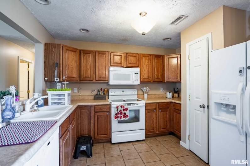 5626 Silver Fox Drive, Carterville, Illinois 62918, 3 Bedrooms Bedrooms, 0 ,2 BathroomsBathrooms,Residential,For Sale,Silver Fox,0,RMAQC4267195