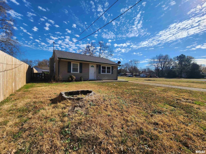 201 LINDSEY Avenue, Metropolis, Illinois 62960, 2 Bedrooms Bedrooms, 0 ,1 BathroomBathrooms,Residential,For Sale,LINDSEY,0,RMAEB460511