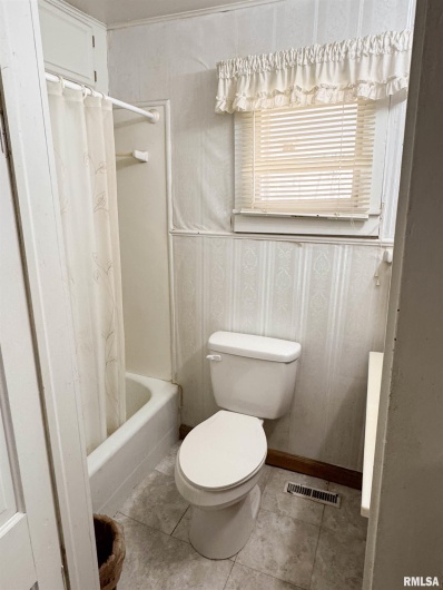 1325 BEECH Grove, Wolf Lake, Illinois 62998, 5 Bedrooms Bedrooms, 0 ,1 BathroomBathrooms,Residential,For Sale,BEECH,0,RMAEB460512