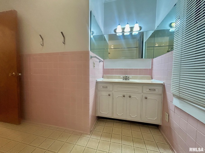 1004 MILL Street, Carbondale, Illinois 62901, 0 , 0 ,0,Residential Income,For Sale,MILL,0,RMAEB460534