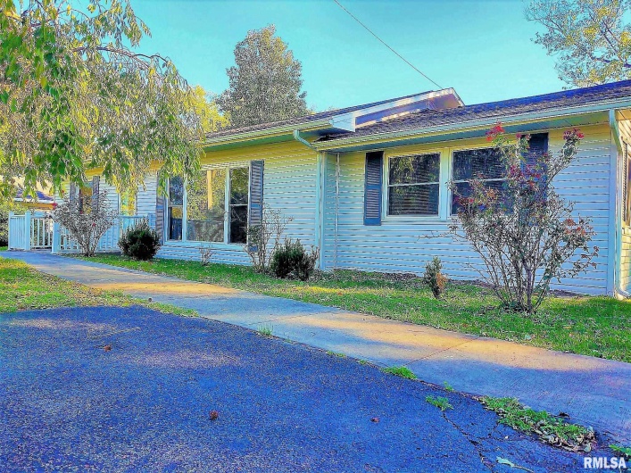 901 LOCUST Street, Vienna, Illinois 62995, 3 Bedrooms Bedrooms, 0 ,1 BathroomBathrooms,Residential,For Sale,LOCUST,0,RMAEB460207