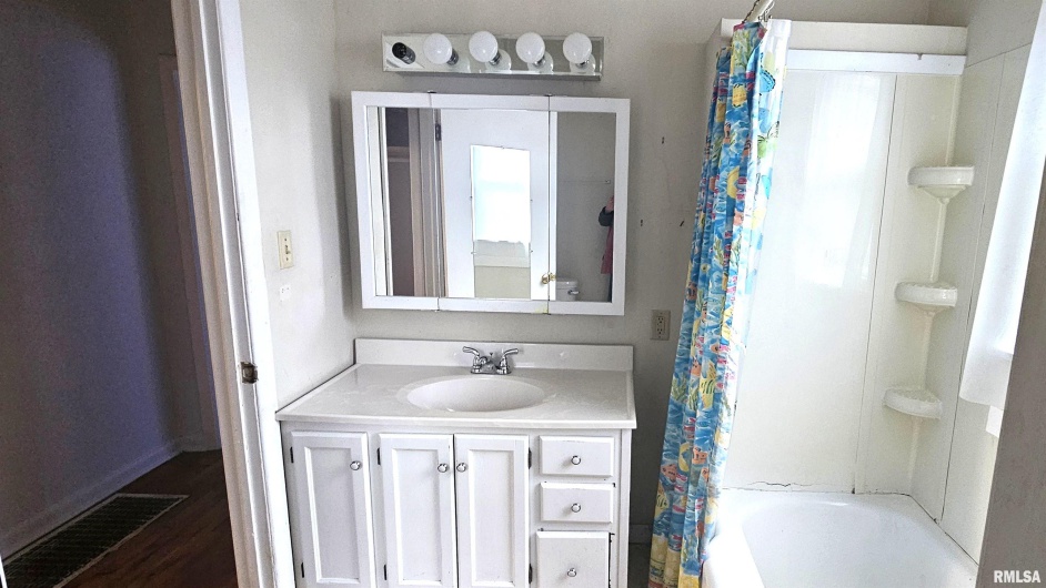 203 ORCHARD Drive, Carbondale, Illinois 62901, 3 Bedrooms Bedrooms, 0 ,3 BathroomsBathrooms,Residential,For Sale,ORCHARD,0,RMAEB460544