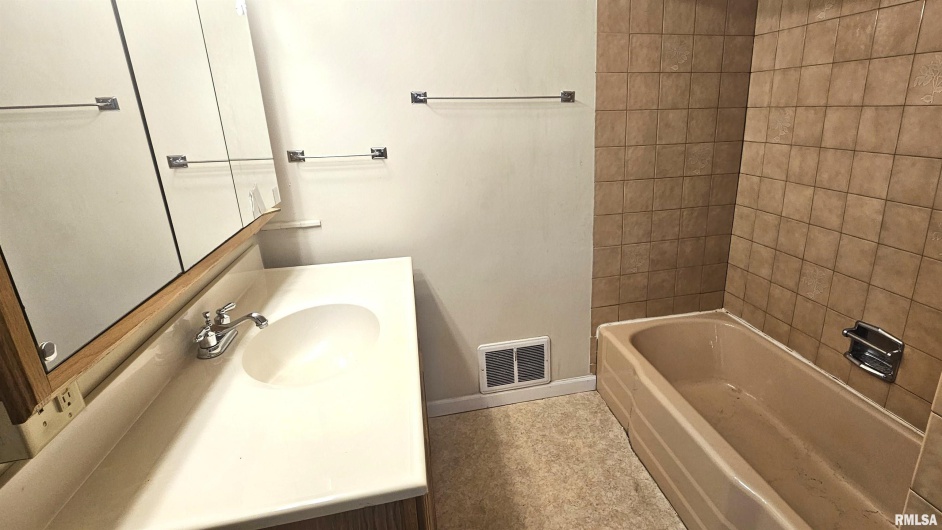 203 ORCHARD Drive, Carbondale, Illinois 62901, 3 Bedrooms Bedrooms, 0 ,3 BathroomsBathrooms,Residential,For Sale,ORCHARD,0,RMAEB460544