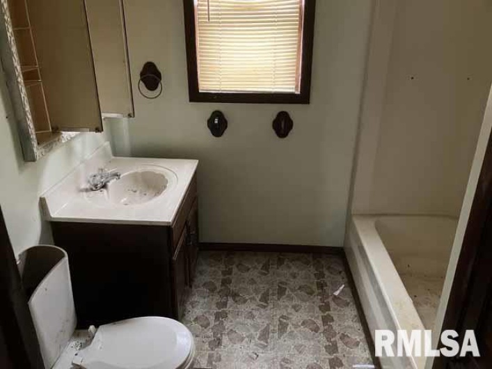 915 MADISON Street, Marion, Illinois 62959, 2 Bedrooms Bedrooms, 0 ,1 BathroomBathrooms,Residential,For Sale,MADISON,0,RMAEB460558